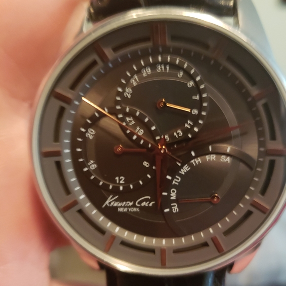 Watch - Picture 2 of 4